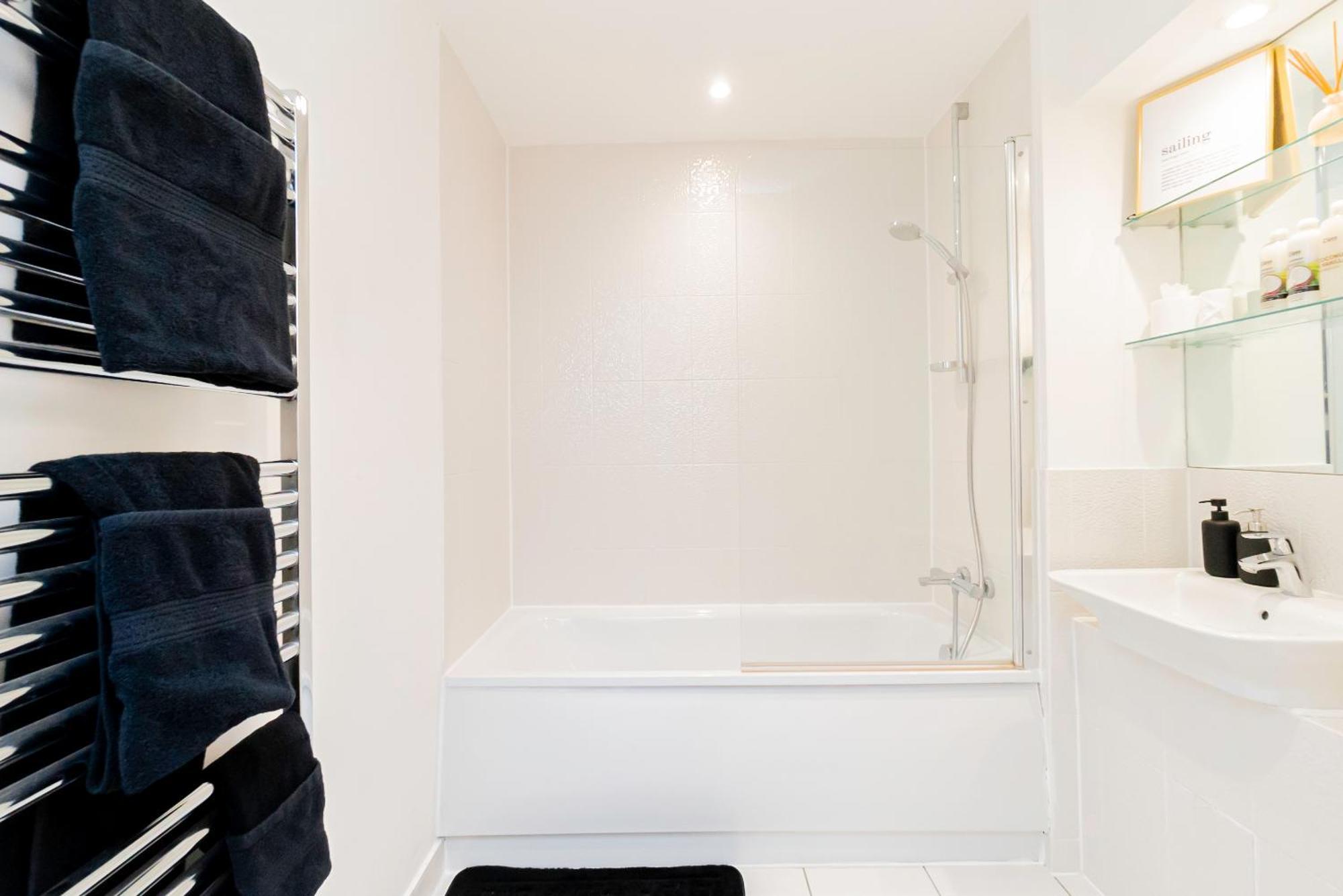 Modern 2Br Retreat In Southampton - Balcony, Free Parking & Wifi Holiday home *