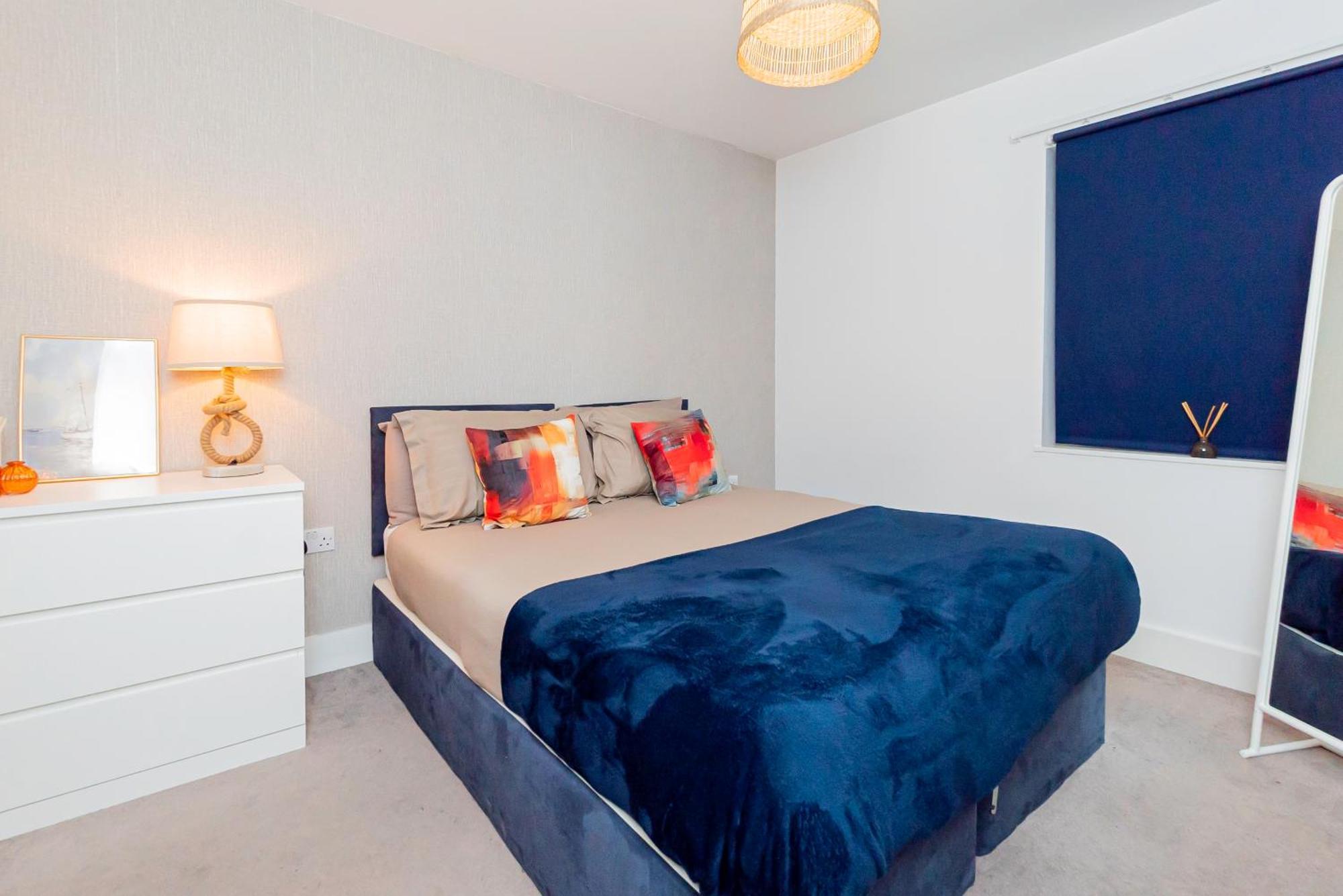 Modern 2Br Retreat In Southampton - Balcony, Free Parking & Wifi Holiday home *