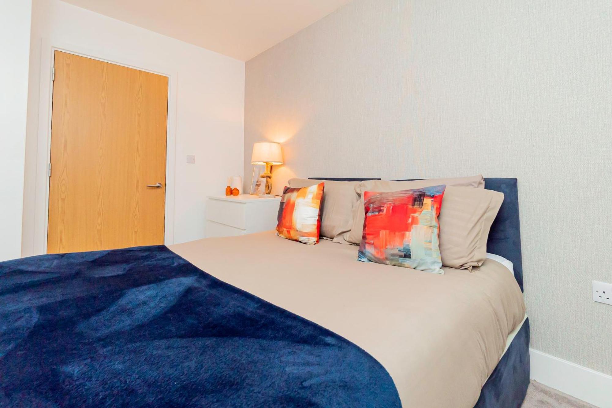 Modern 2Br Retreat In Southampton - Balcony, Free Parking & Wifi Holiday home *