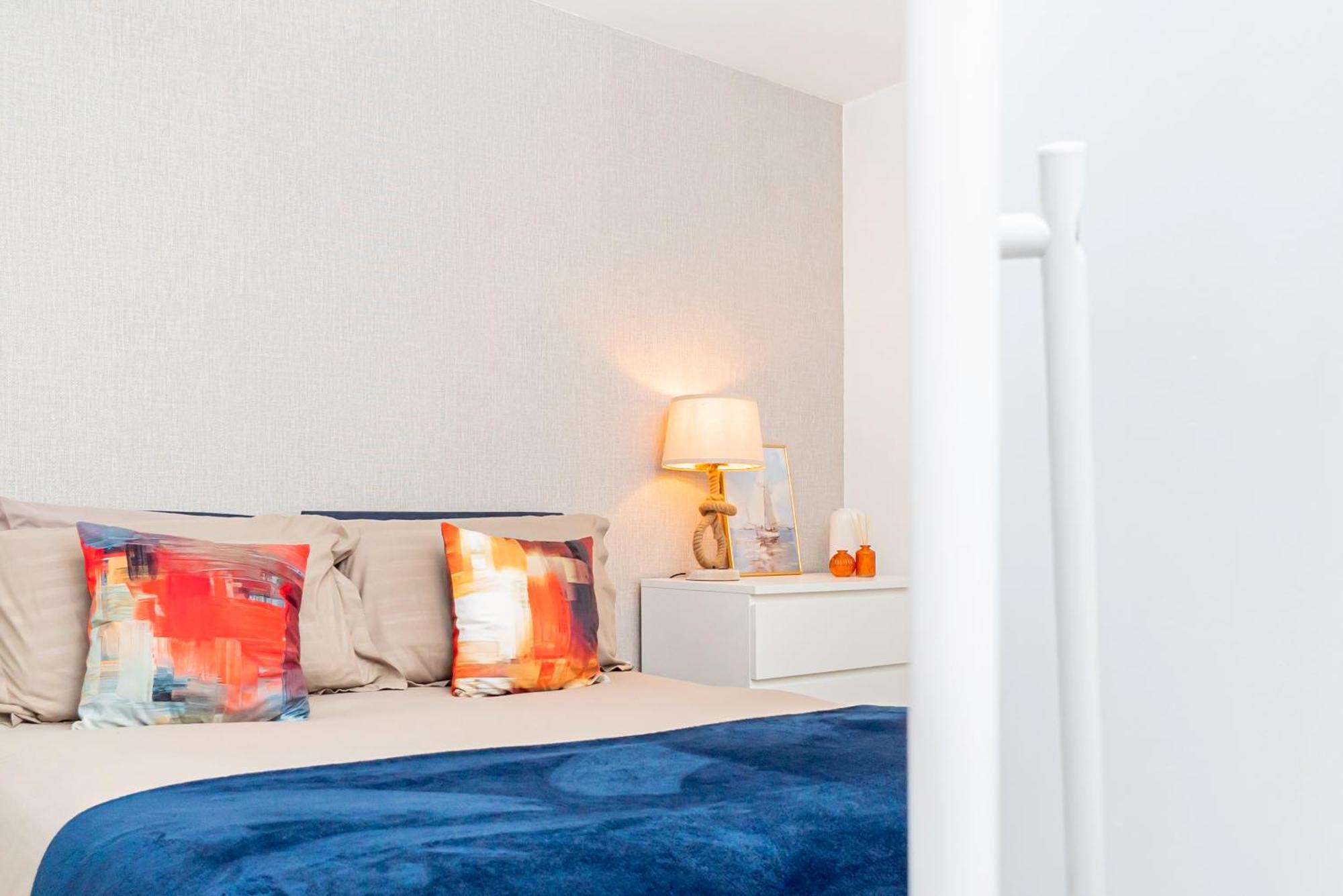 Modern 2Br Retreat In Southampton - Balcony, Free Parking & Wifi *