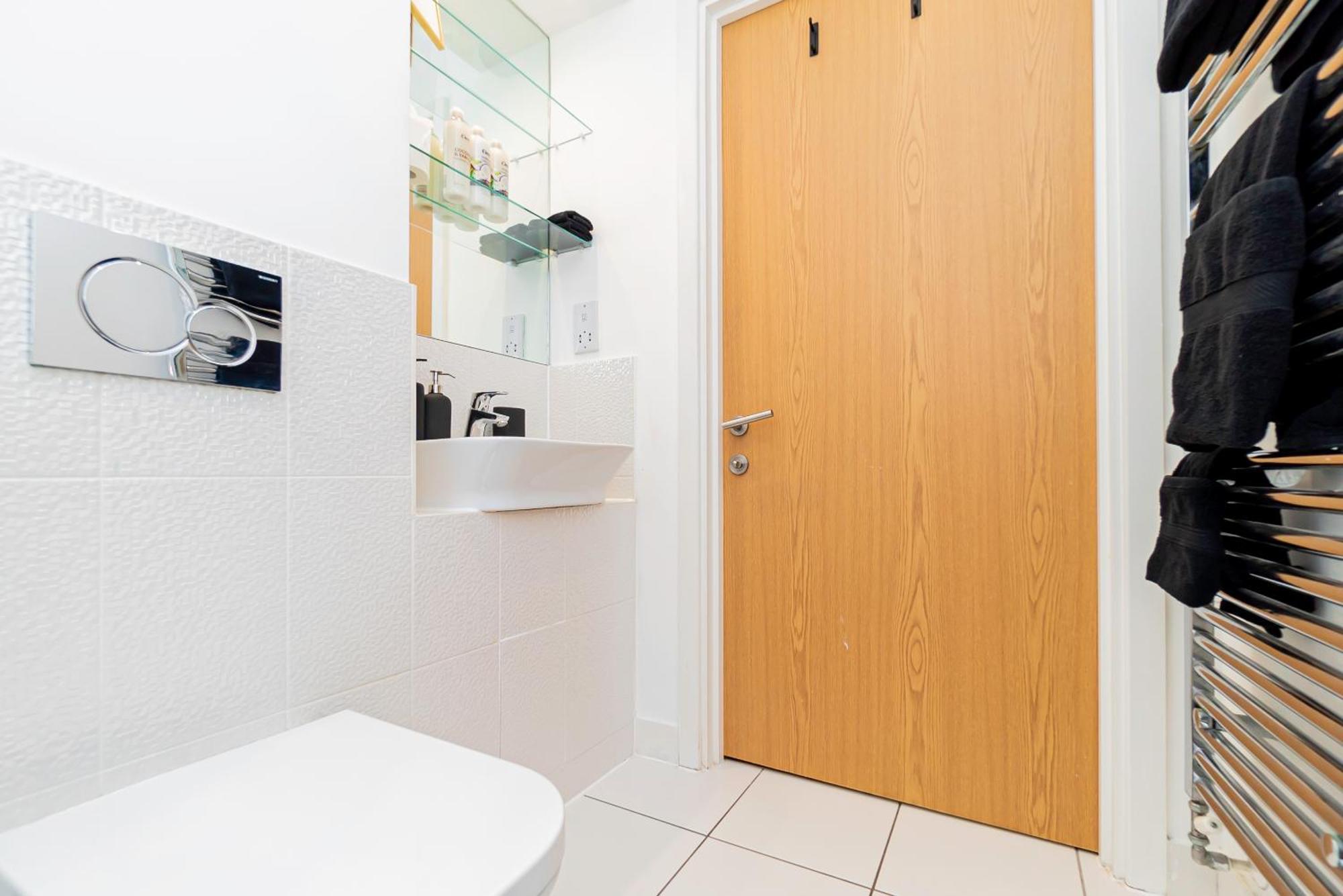 Modern 2Br Retreat In Southampton - Balcony, Free Parking & Wifi * Southampton