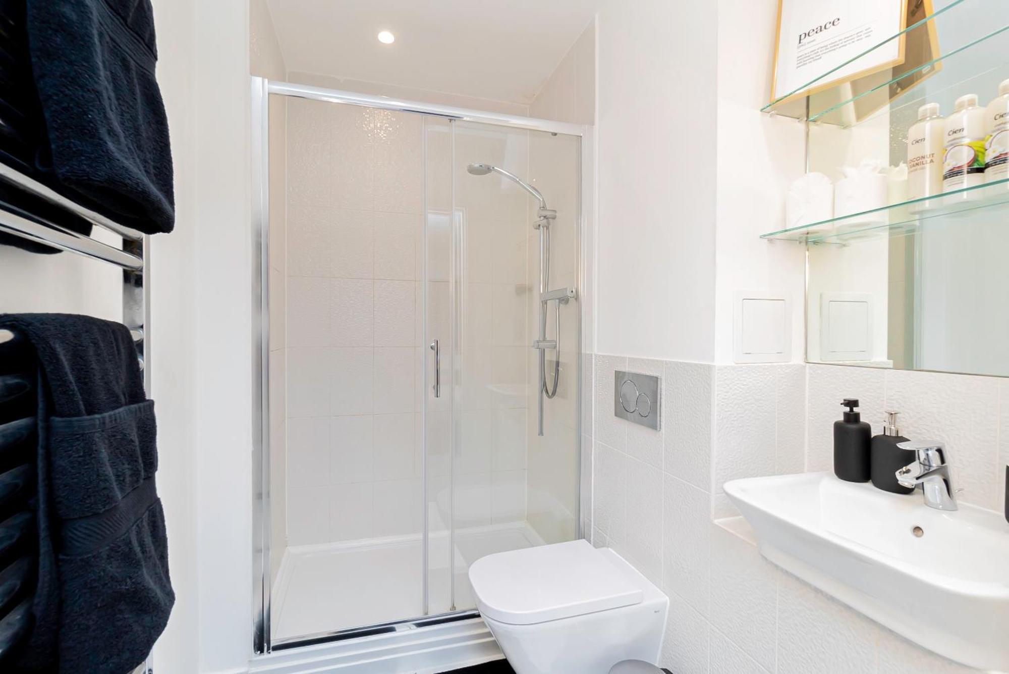 Modern 2Br Retreat In Southampton - Balcony, Free Parking & Wifi Southampton