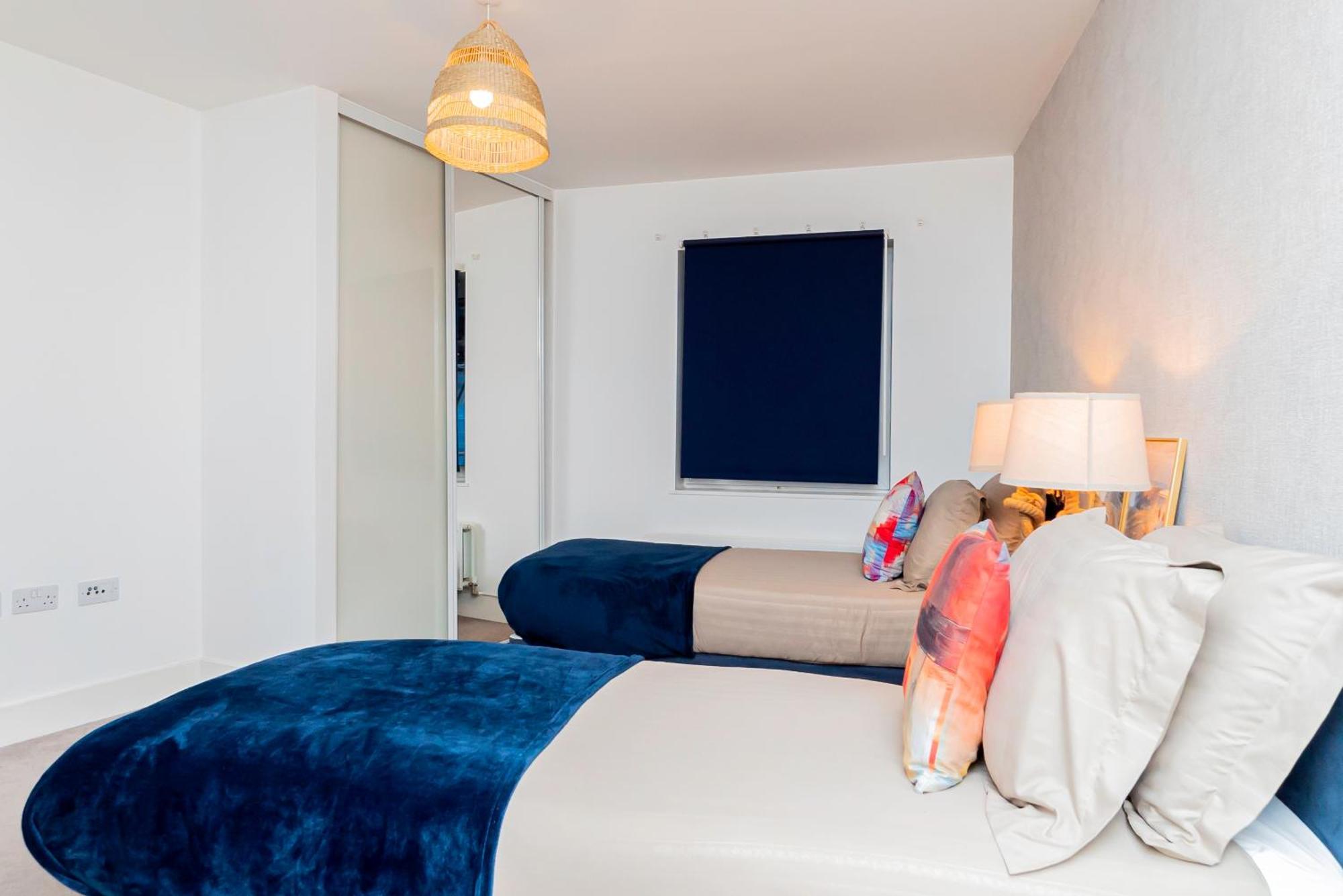 Modern 2Br Retreat In Southampton - Balcony, Free Parking & Wifi Holiday home