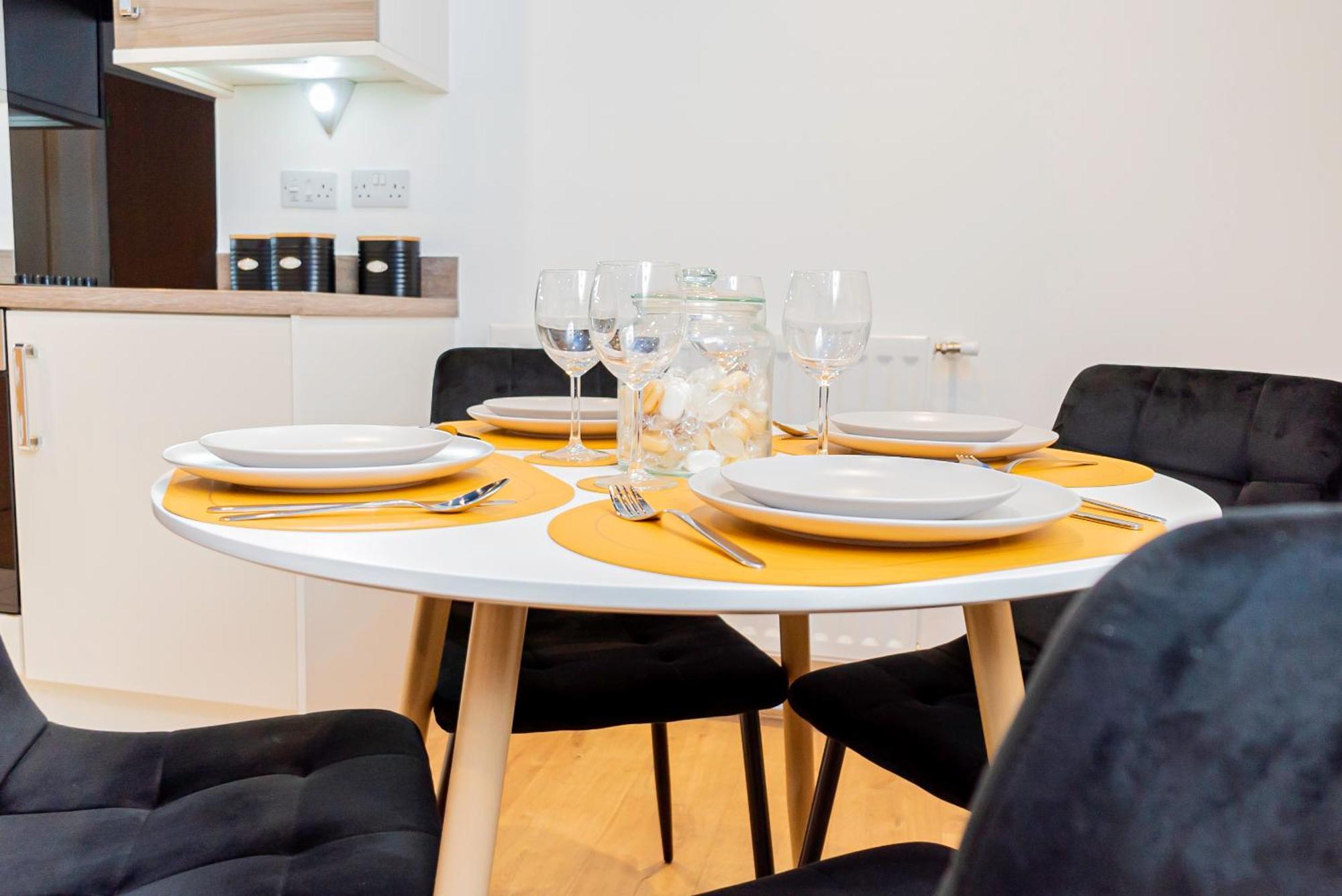 Modern 2Br Retreat In Southampton - Balcony, Free Parking & Wifi Holiday home *