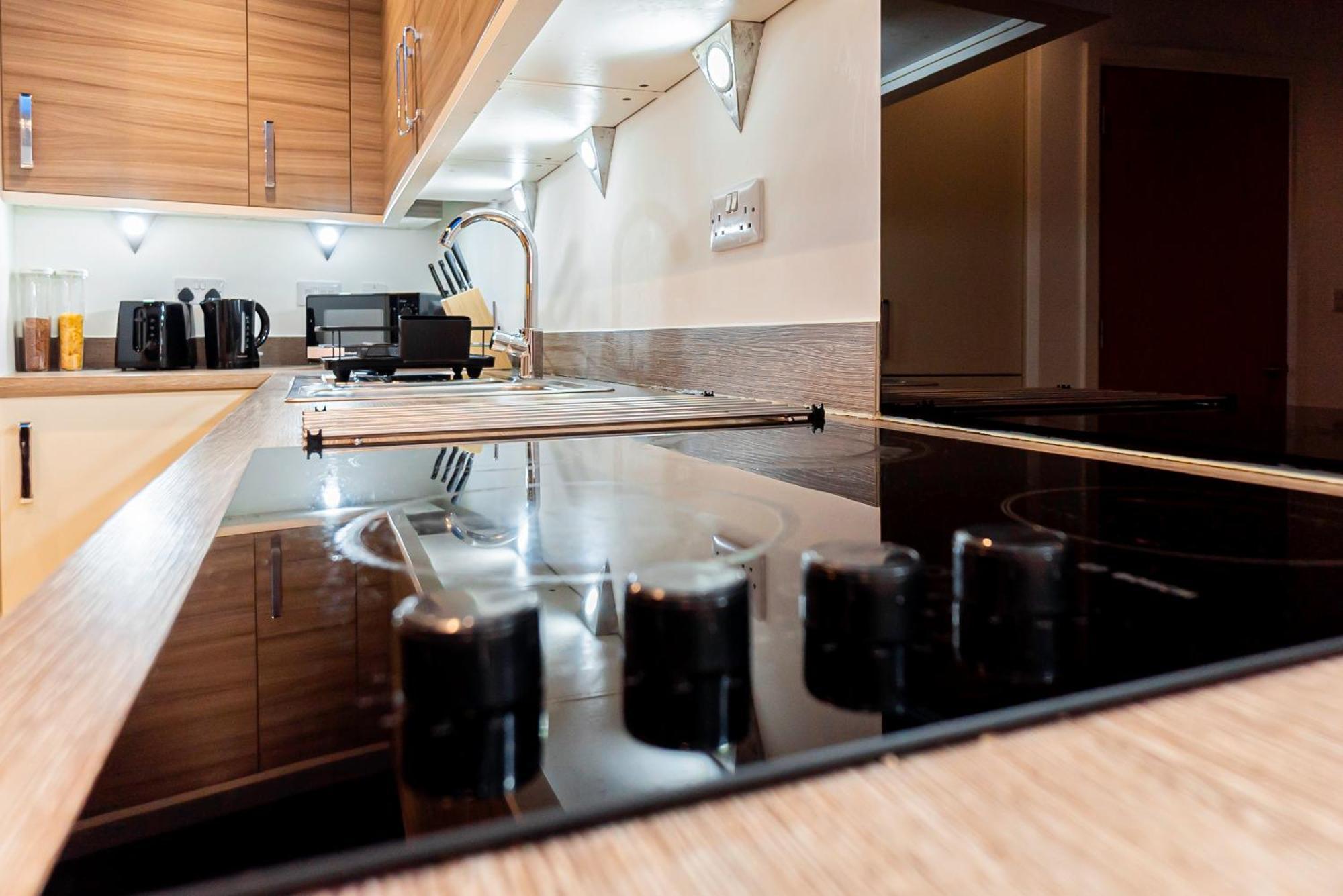 Modern 2Br Retreat In Southampton - Balcony, Free Parking & Wifi *