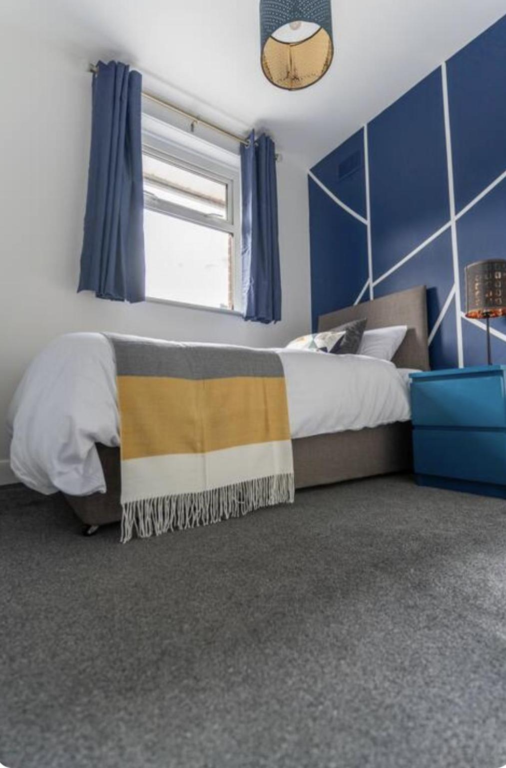 Holiday home Bright, Cosy - 3 Beds, Parking, Virgin Wifi, Modern *