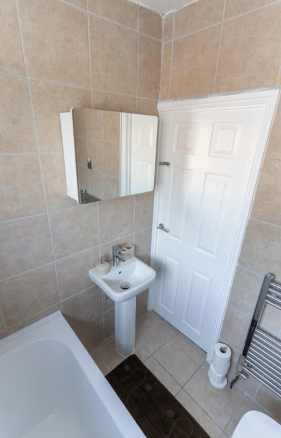 Holiday home Bright, Cosy - 3 Beds, Parking, Virgin Wifi, Modern