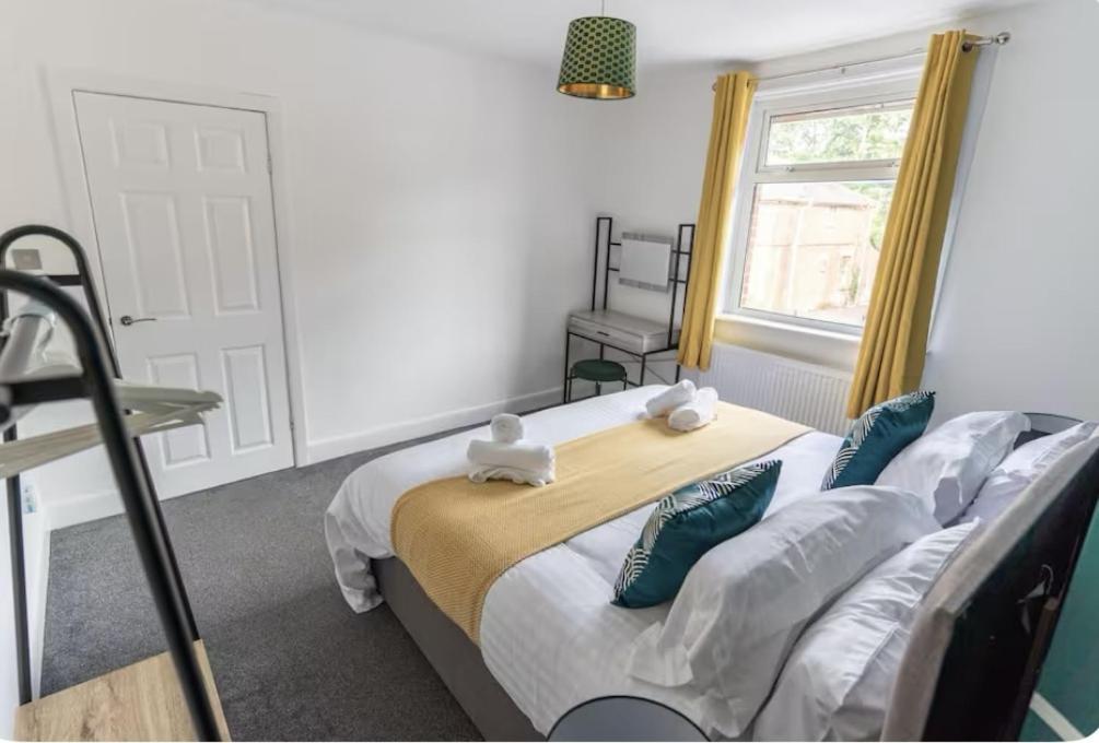 Holiday home Bright, Cosy - 3 Beds, Parking, Virgin Wifi, Modern
