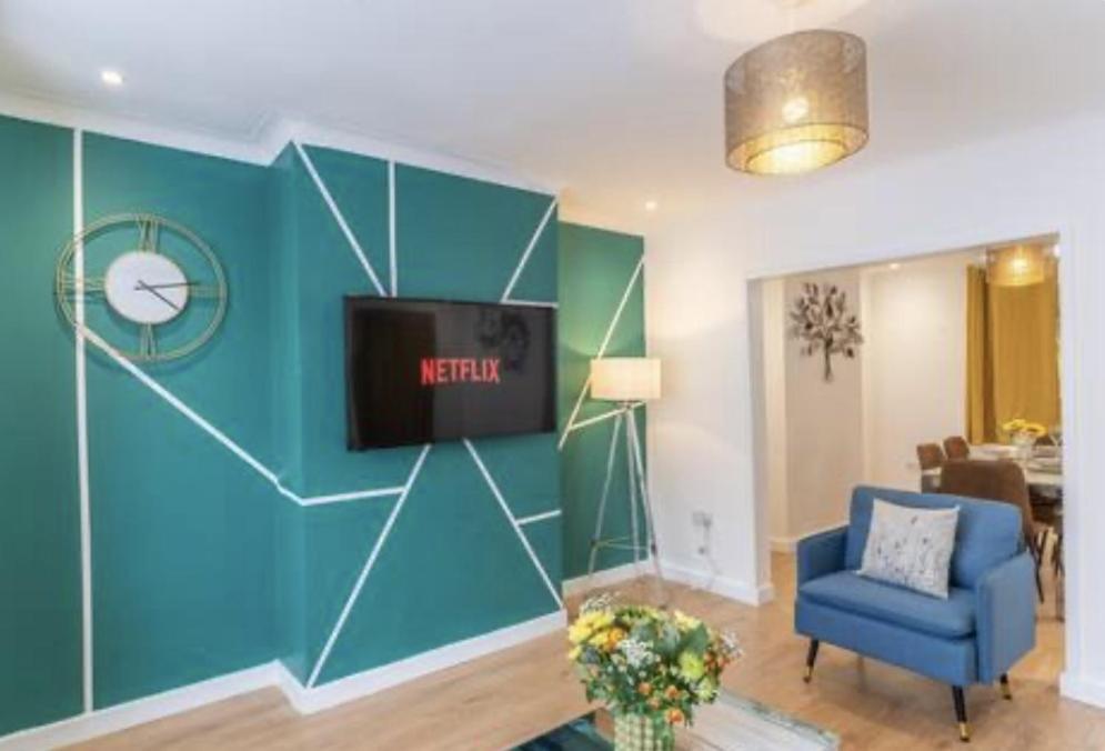 Holiday home Bright, Cosy - 3 Beds, Parking, Virgin Wifi, Modern *