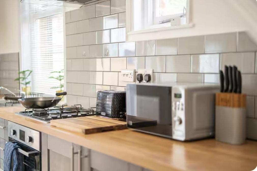Holiday home Bright, Cosy - 3 Beds, Parking, Virgin Wifi, Modern *