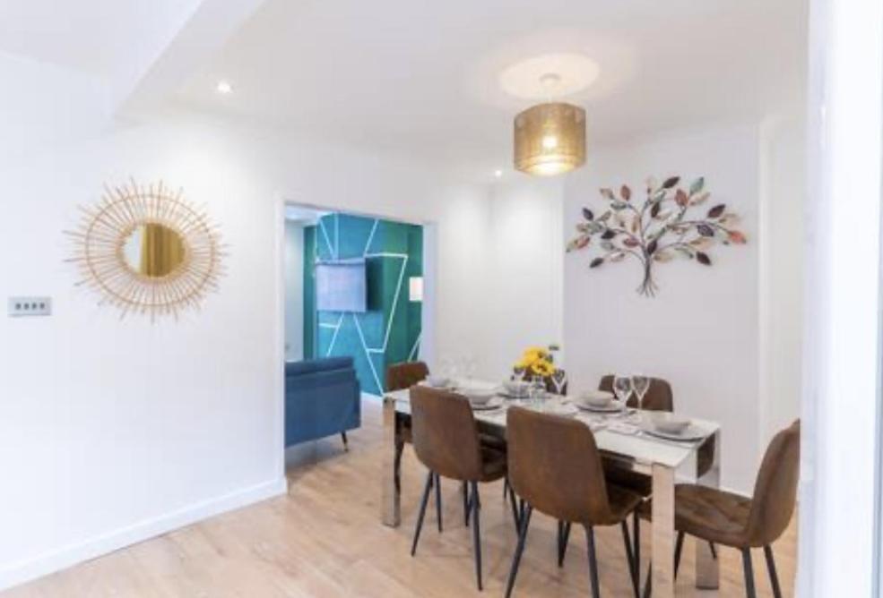 Holiday home Bright, Cosy - 3 Beds, Parking, Virgin Wifi, Modern Southampton
