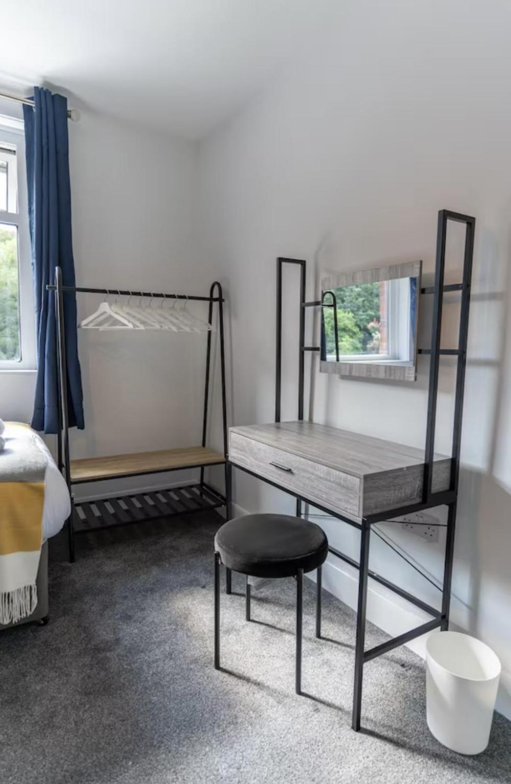 Bright, Cosy - 3 Beds, Parking, Virgin Wifi, Modern *