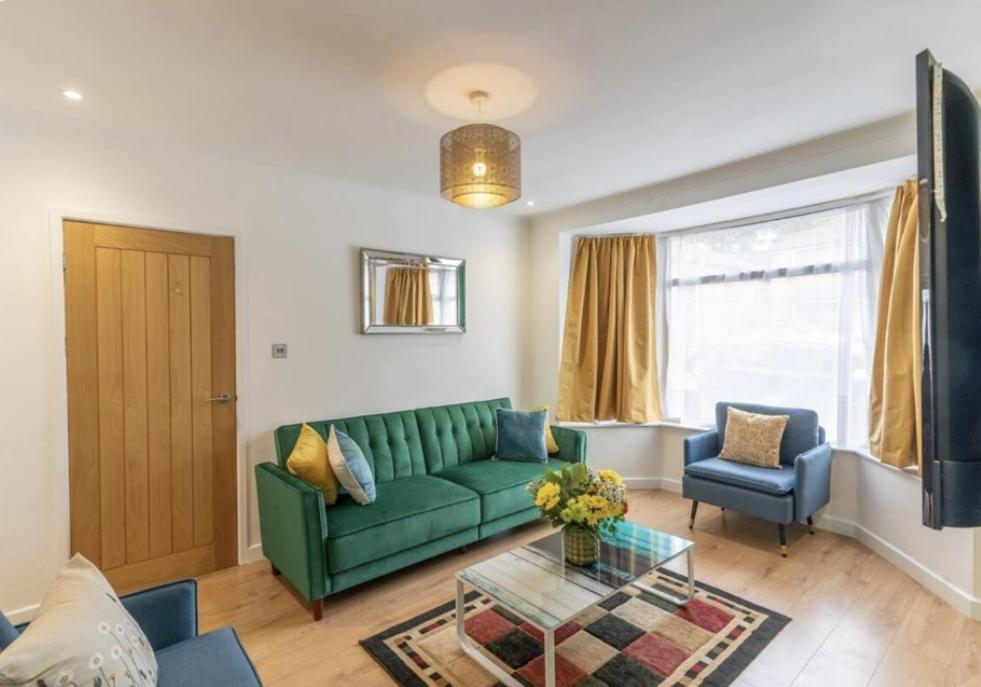 Holiday home Bright, Cosy - 3 Beds, Parking, Virgin Wifi, Modern