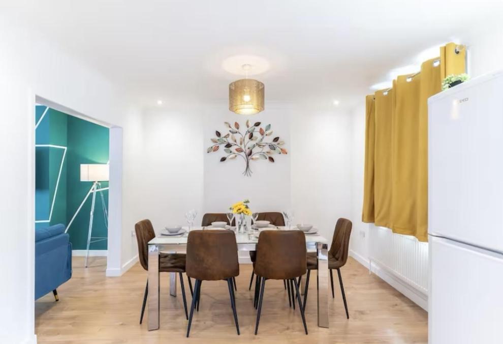 Bright, Cosy - 3 Beds, Parking, Virgin Wifi, Modern Holiday home *