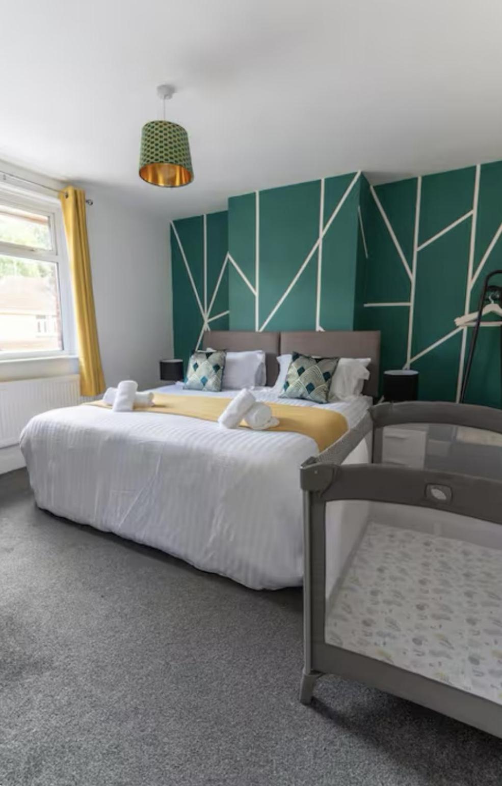 Holiday home Bright, Cosy - 3 Beds, Parking, Virgin Wifi, Modern Southampton