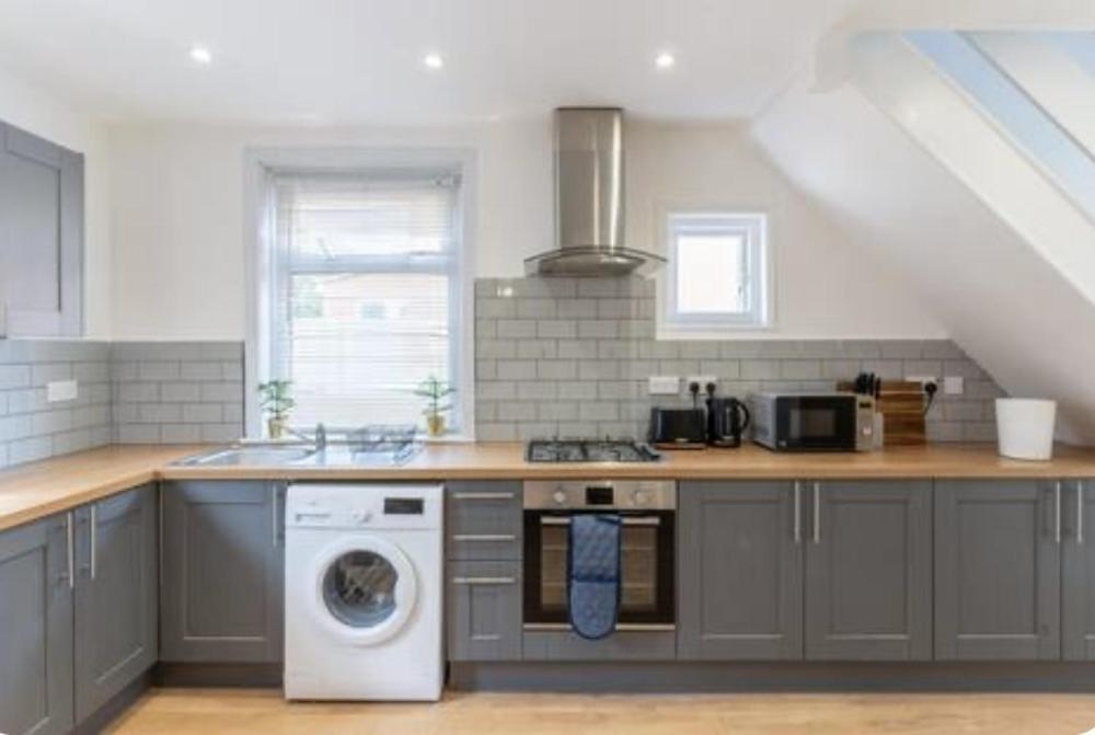 Bright, Cosy - 3 Beds, Parking, Virgin Wifi, Modern *
