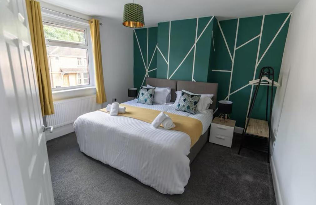 Bright, Cosy - 3 Beds, Parking, Virgin Wifi, Modern Holiday home