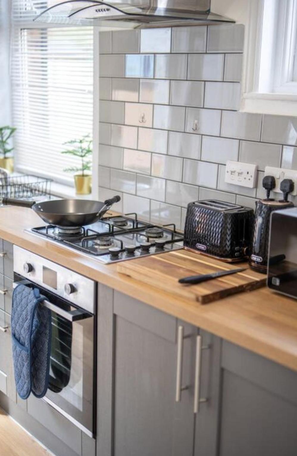 Holiday home Bright, Cosy - 3 Beds, Parking, Virgin Wifi, Modern