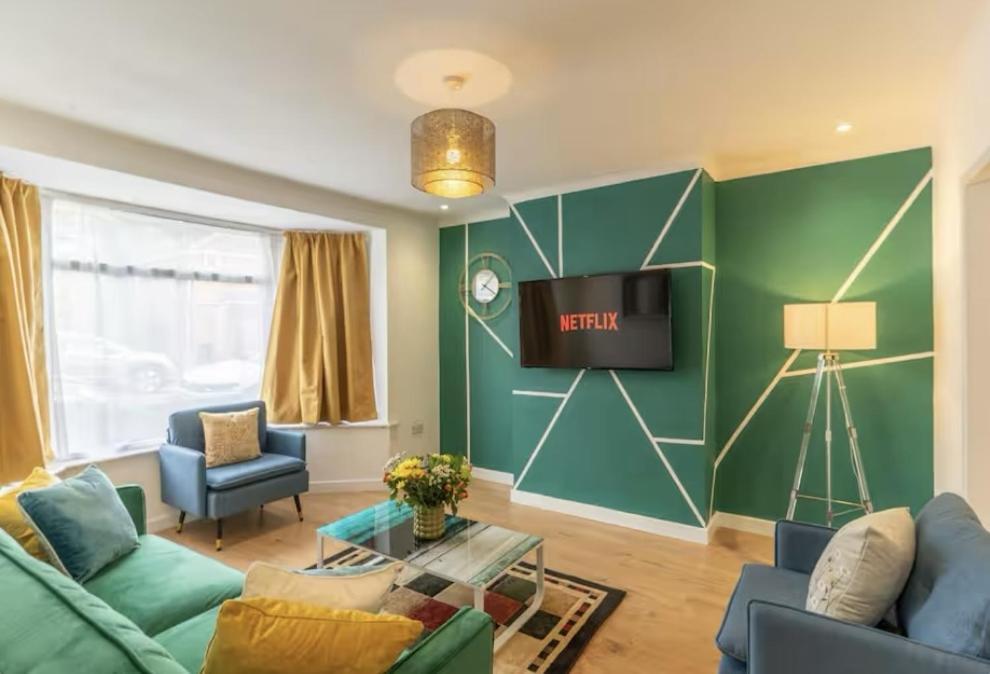 Holiday home Bright, Cosy - 3 Beds, Parking, Virgin Wifi, Modern *