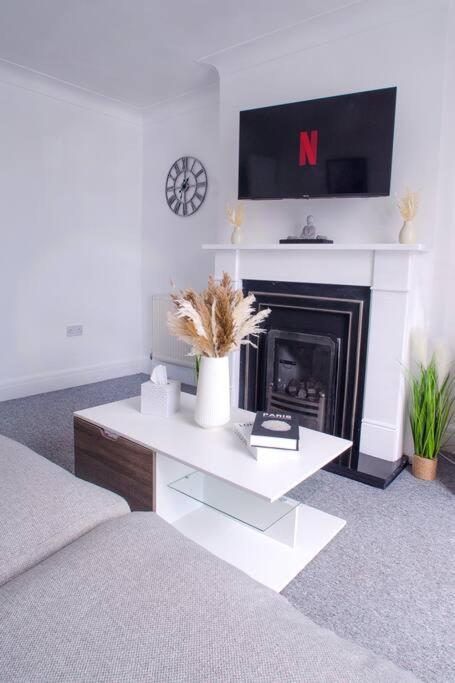 Vibrant 4 Bedroom House With Game Area & Garden * Southampton