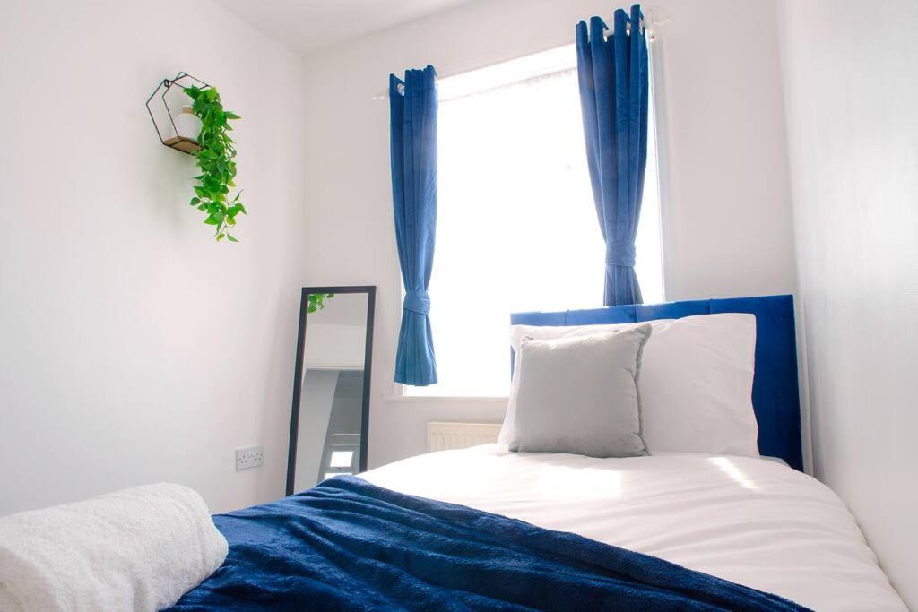 Vibrant 4 Bedroom House With Game Area & Garden *