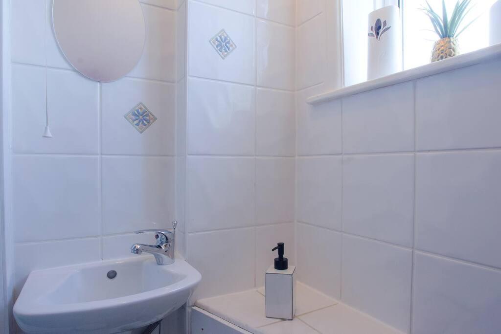 Vibrant 4 Bedroom House With Game Area & Garden *