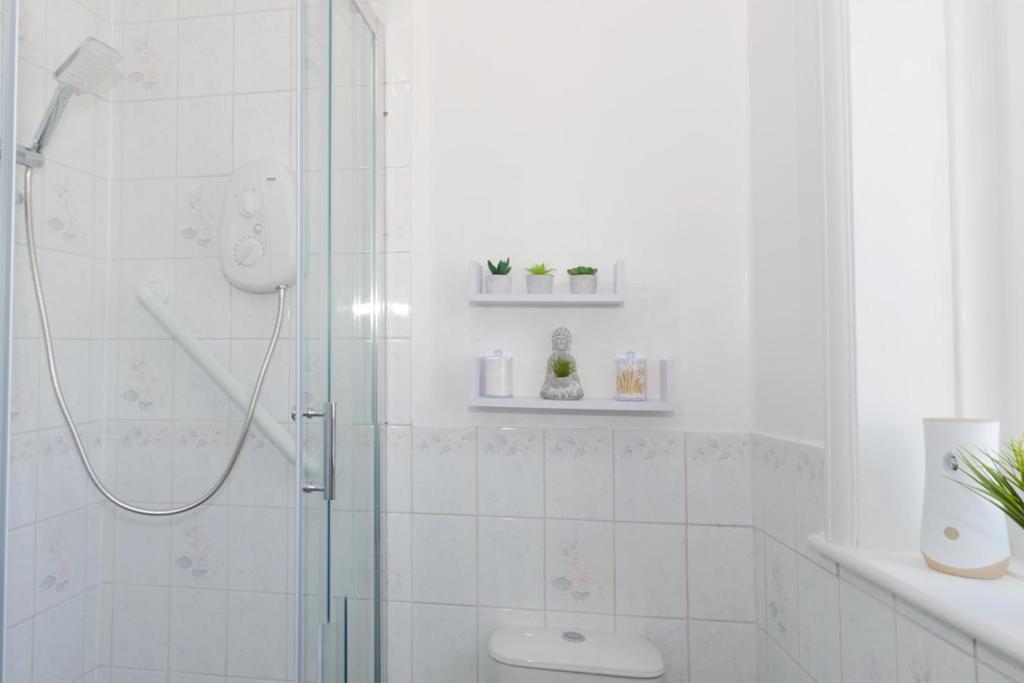 Vibrant 4 Bedroom House With Game Area & Garden Apartment