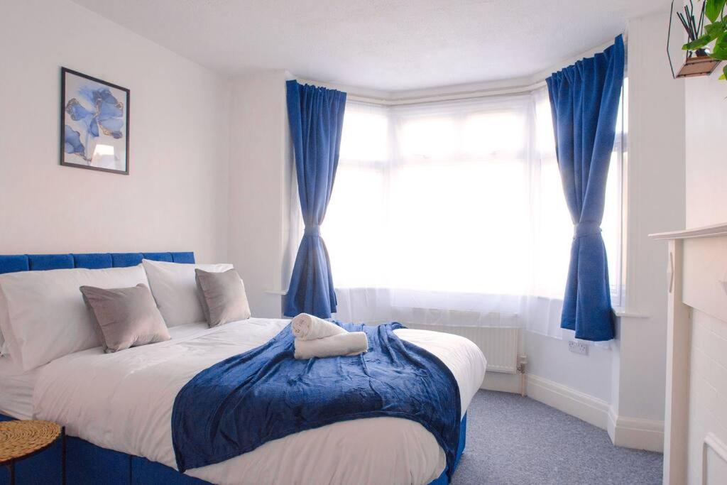 Vibrant 4 Bedroom House With Game Area & Garden Southampton