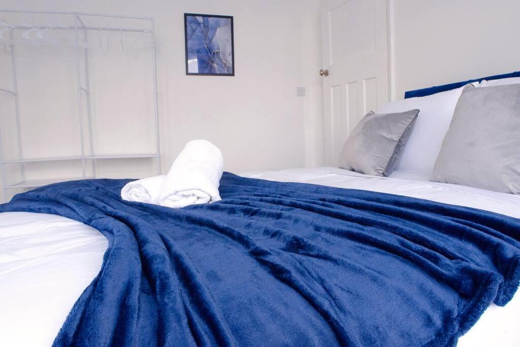 Vibrant 4 Bedroom House With Game Area & Garden Apartment *