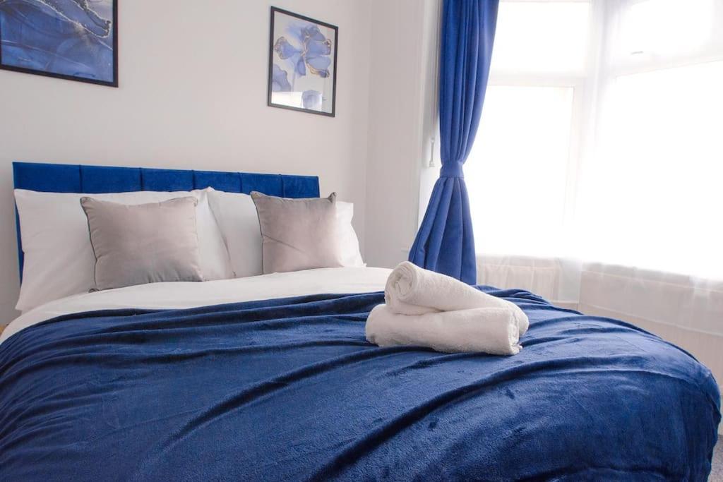 Apartment Vibrant 4 Bedroom House With Game Area & Garden Southampton