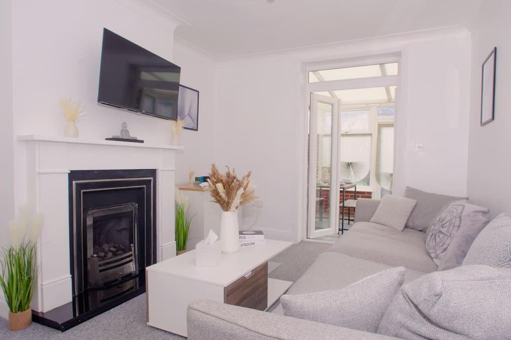 Vibrant 4 Bedroom House With Game Area & Garden Apartment *