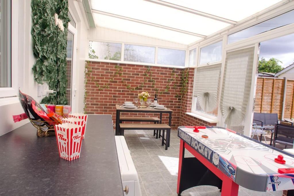 Vibrant 4 Bedroom House With Game Area & Garden *