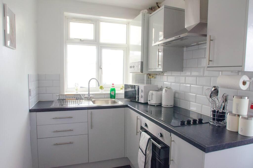 Vibrant 4 Bedroom House With Game Area & Garden Apartment
