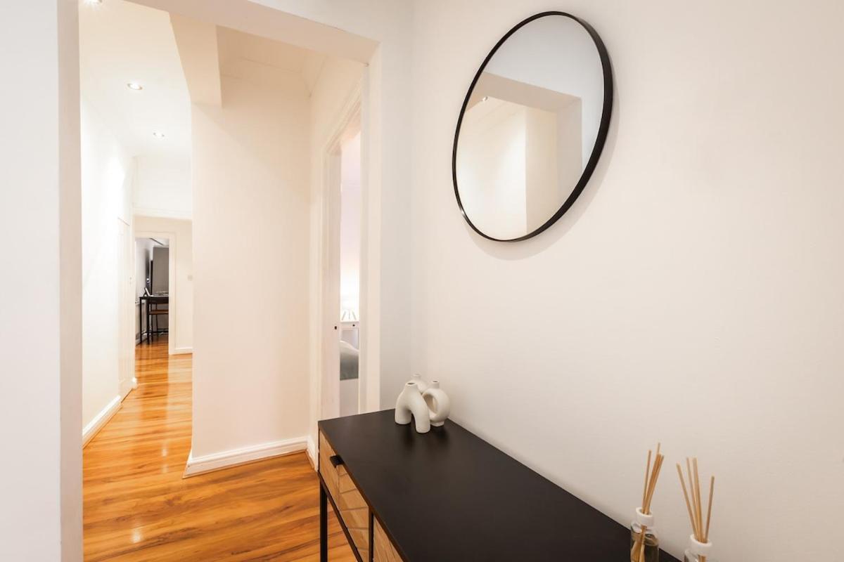 Modern 2-bedroom In A Converted Near Centre Holiday home