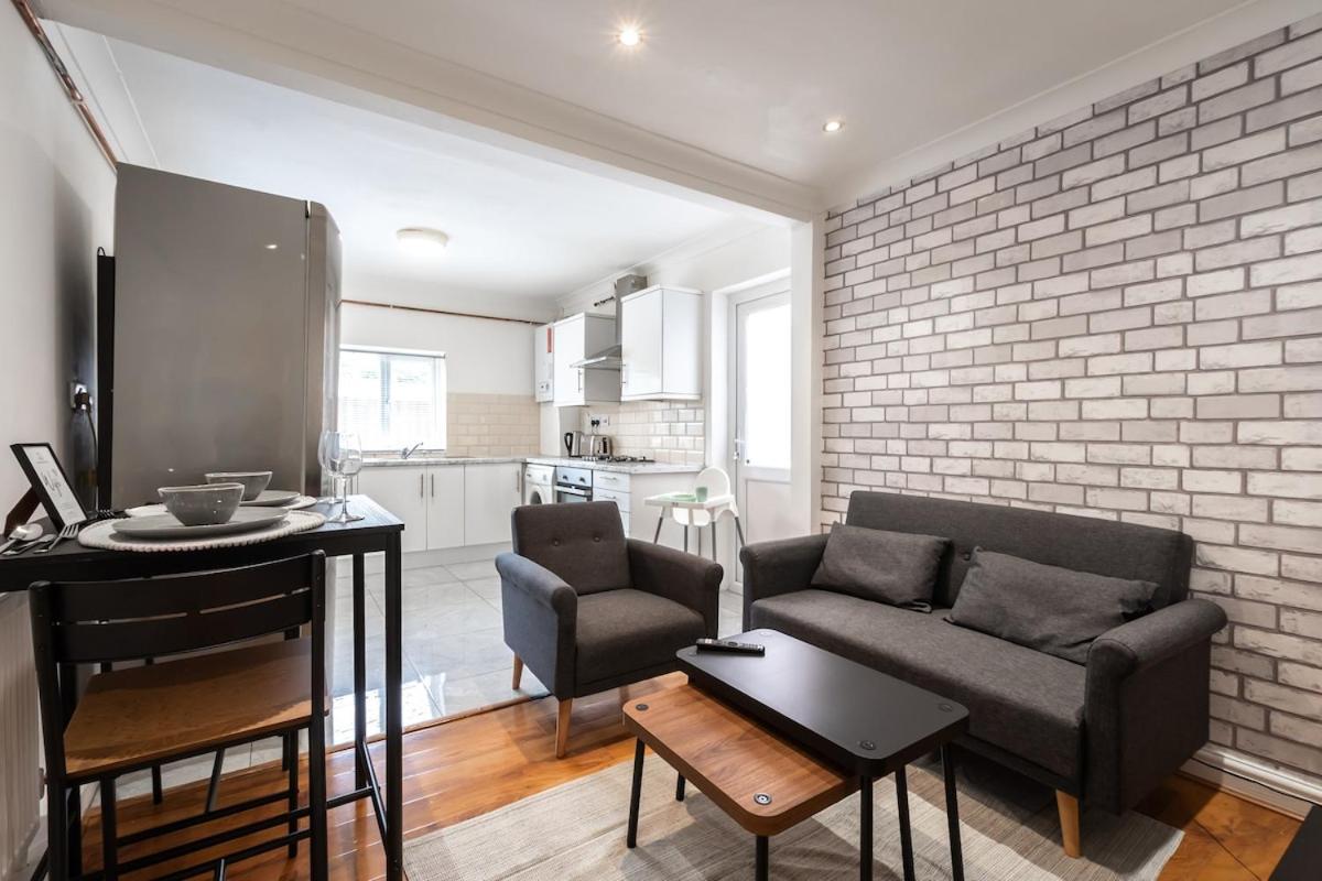 Modern 2-bedroom In A Converted Near Centre *
