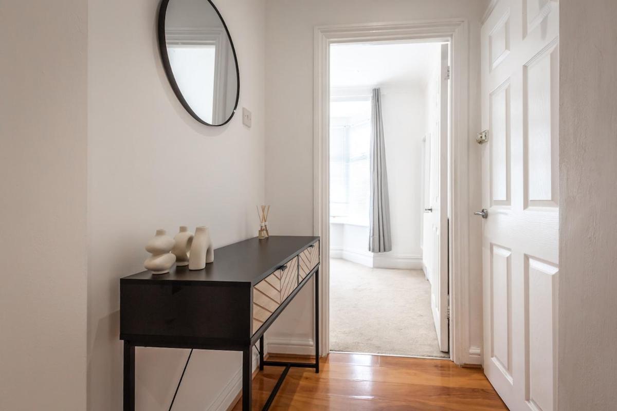 Modern 2-bedroom In A Converted Near Centre Holiday home