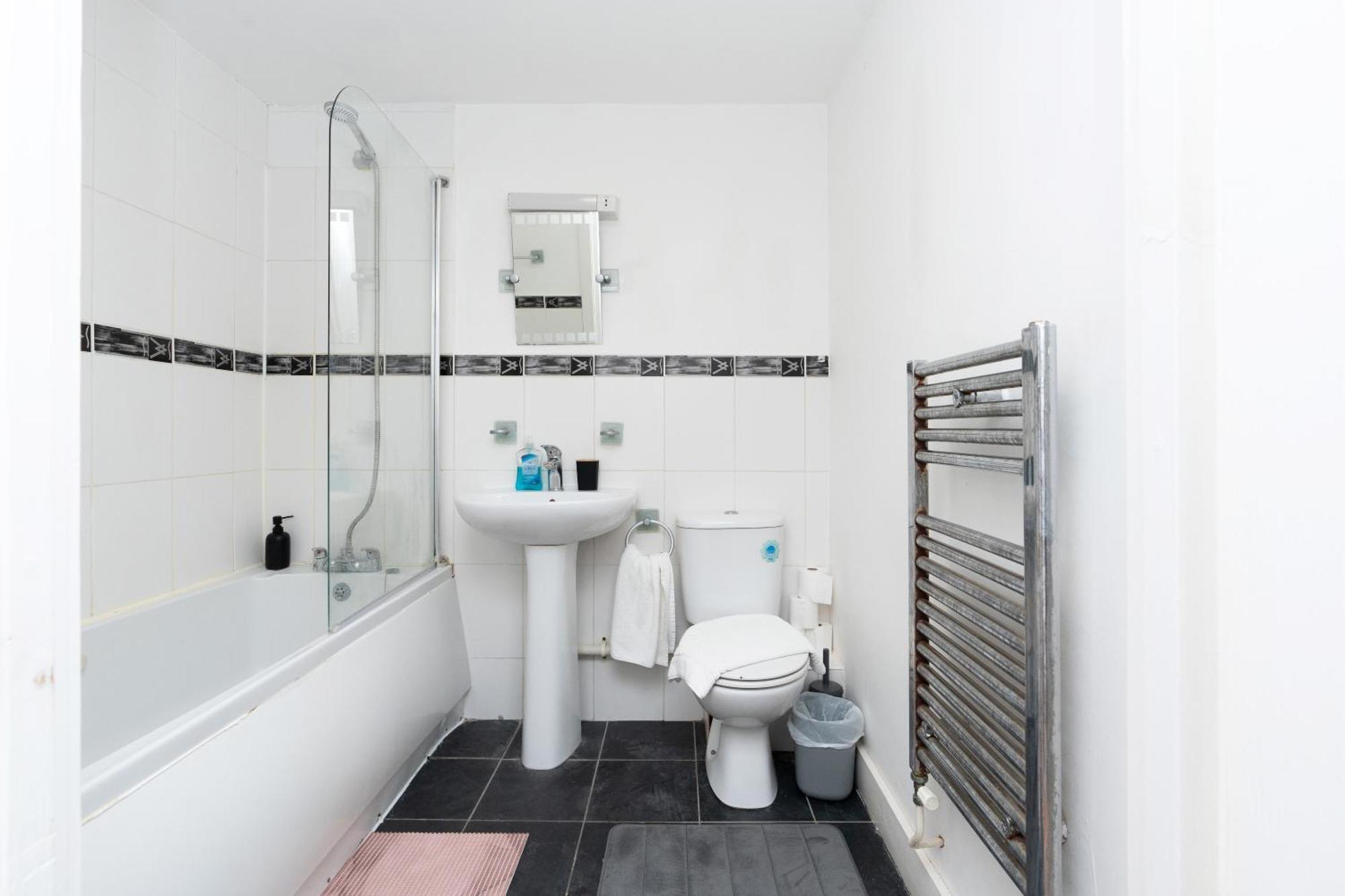 Cozy 2 Bed In Centre-free Parking