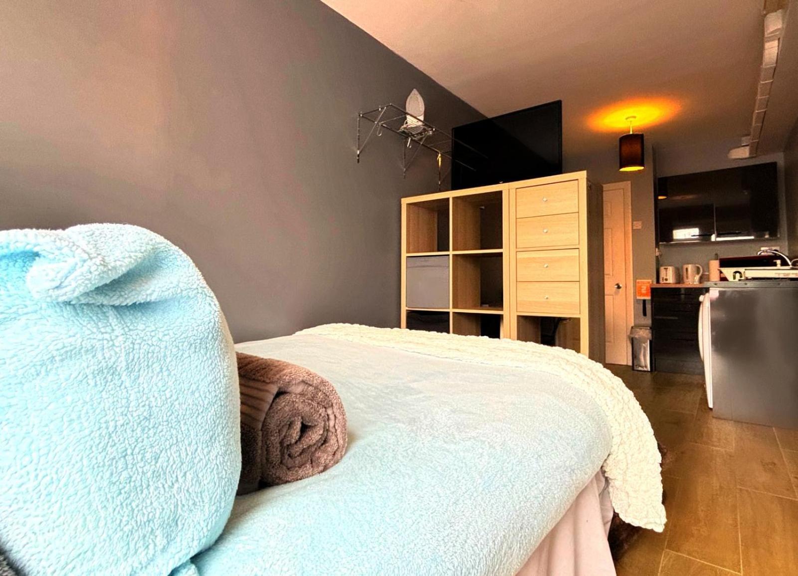 Shirley Apartments, Cozy Studio, Self Check In, 10 Min Drive To City Centre, Walking To Redbridge Train Station *