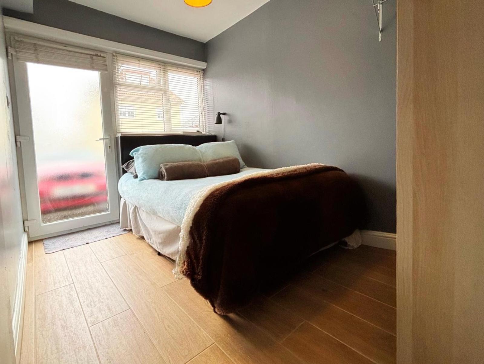 Shirley Apartments, Cozy Studio, Self Check In, 10 Min Drive To City Centre, Walking To Redbridge Train Station