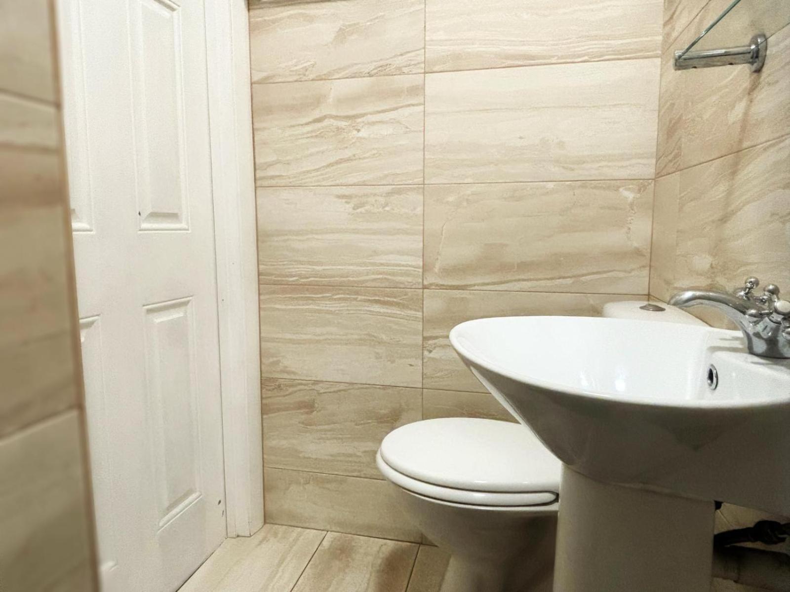 Shirley Apartments, Cozy Studio, Self Check In, 10 Min Drive To City Centre, Walking To Redbridge Train Station Apartment