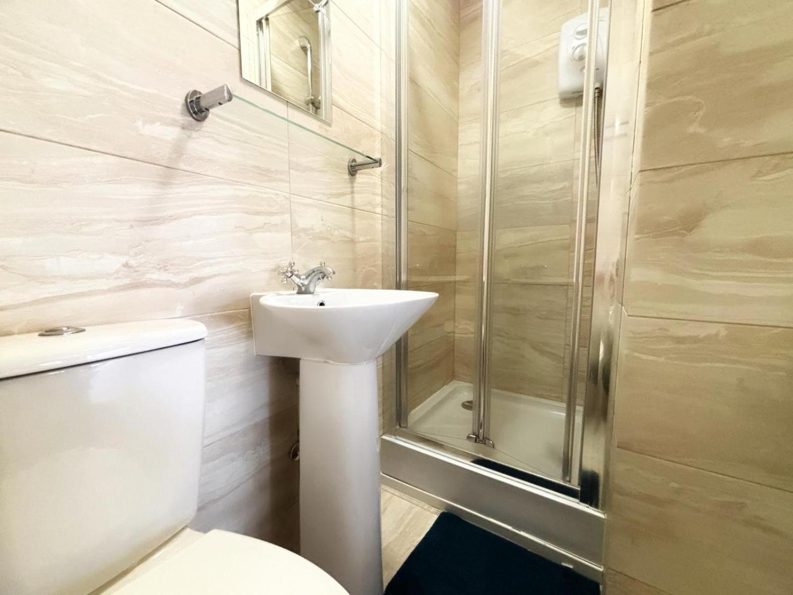 Apartment Shirley Apartments, Cozy Studio, Self Check In, 10 Min Drive To City Centre, Walking To Redbridge Train Station *