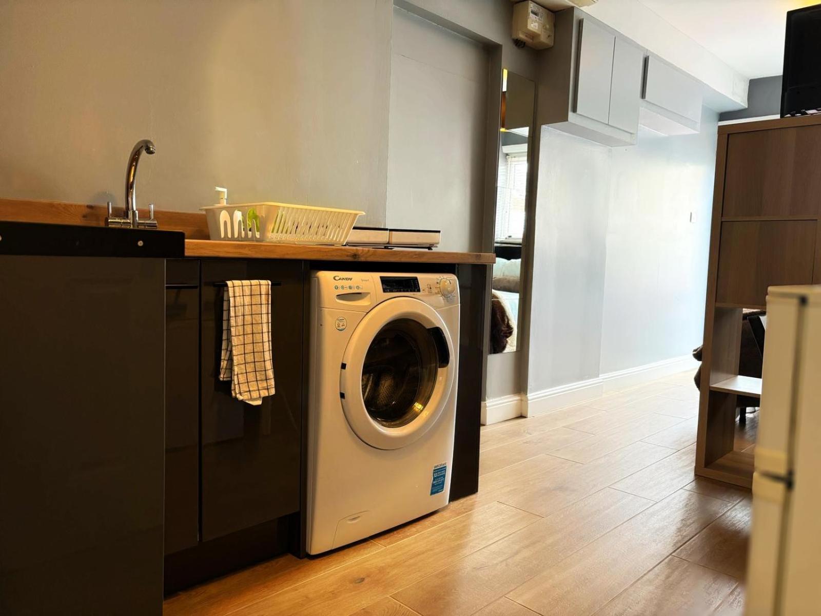 Shirley Apartments, Cozy Studio, Self Check In, 10 Min Drive To City Centre, Walking To Redbridge Train Station *