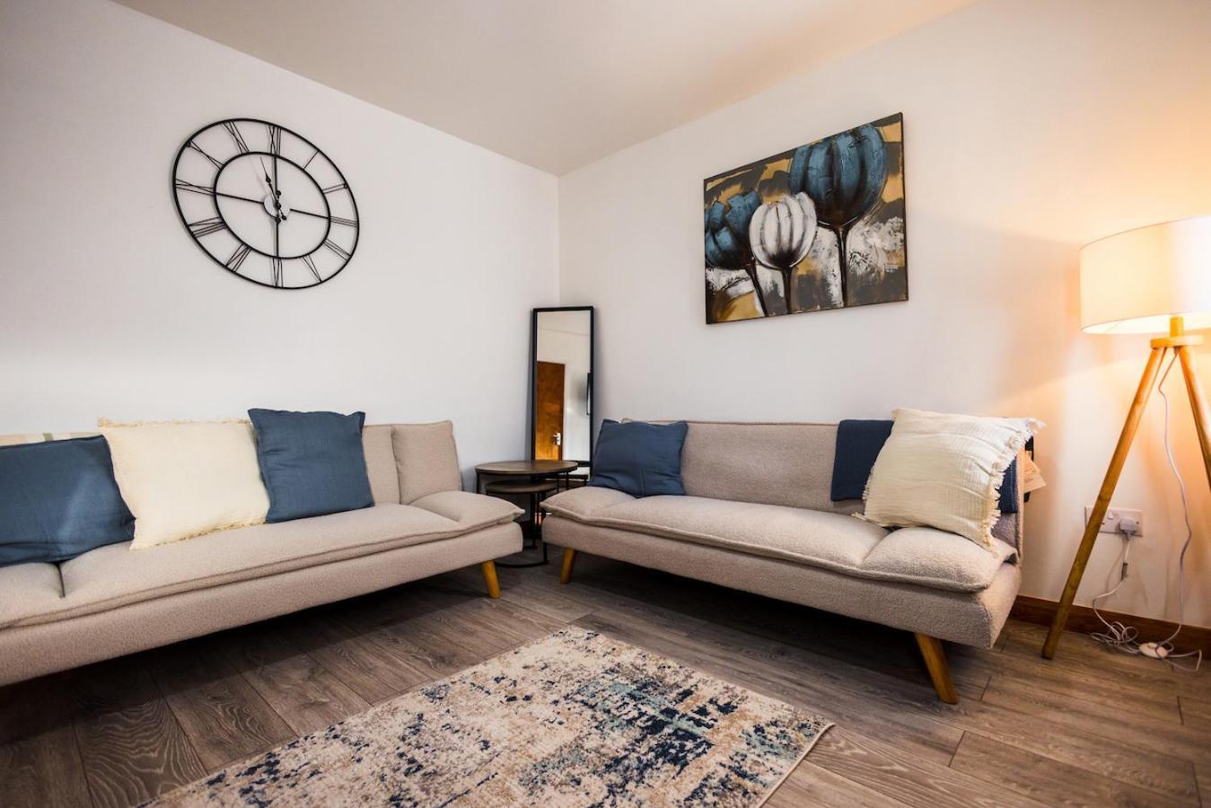 Spacious 4 Bed With Free Parking *