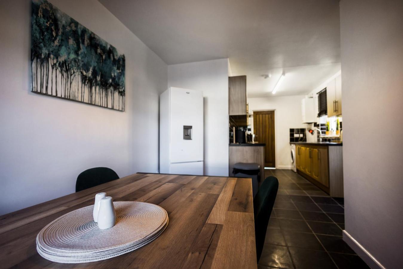 Spacious 4 Bed With Free Parking