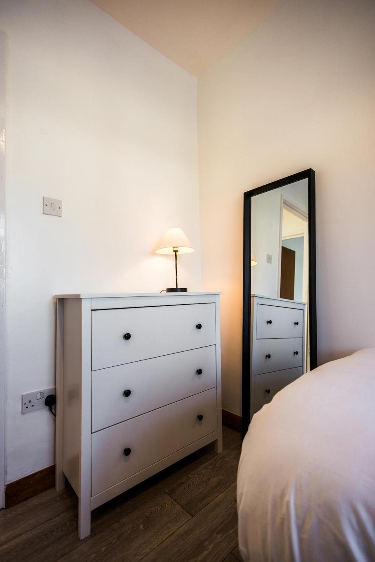 Spacious 4 Bed With Free Parking
