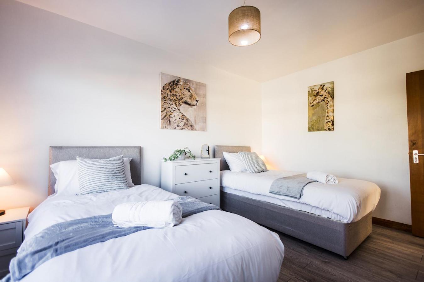 Spacious 4 Bed With Free Parking Holiday home