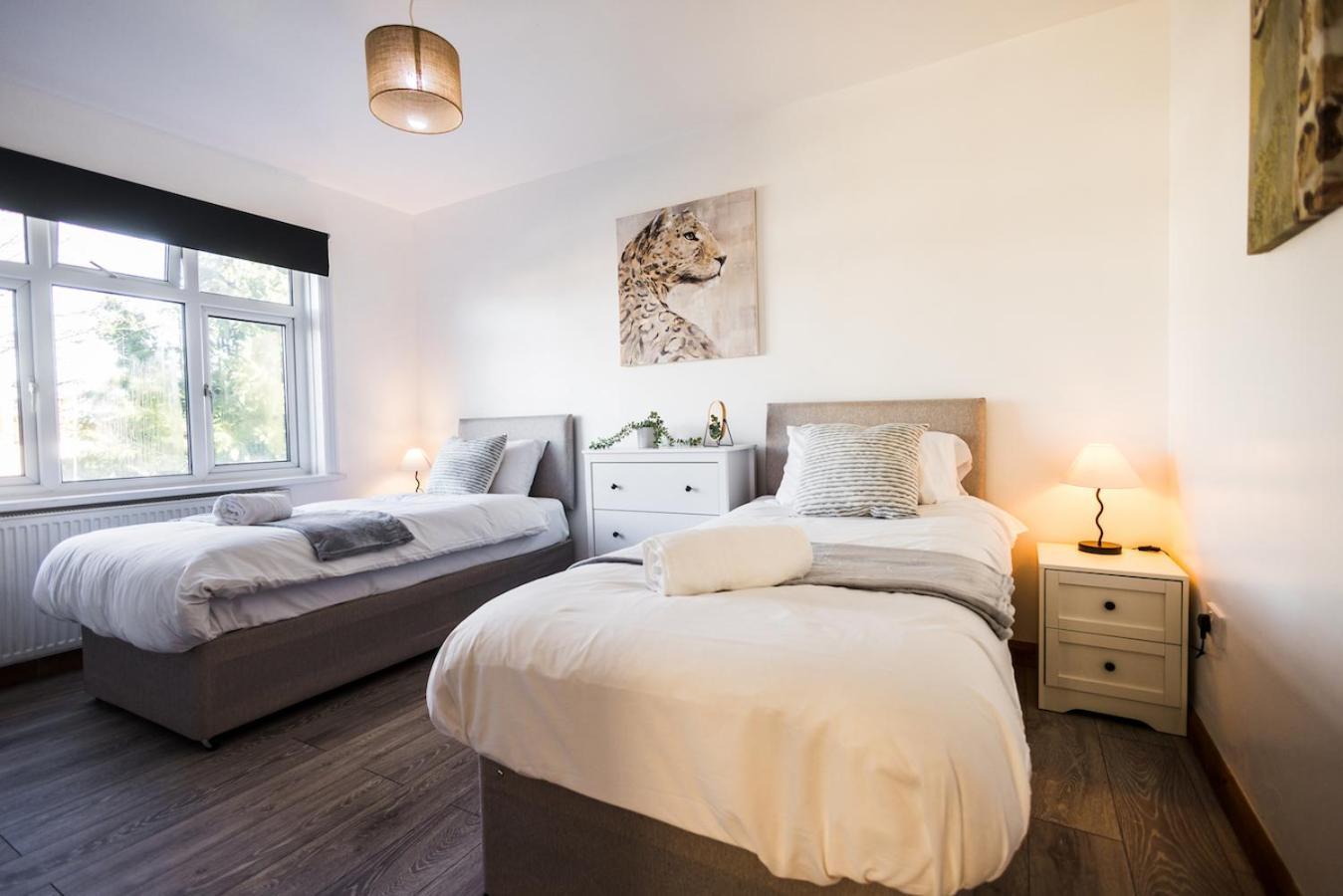 Spacious 4 Bed With Free Parking Holiday home Southampton