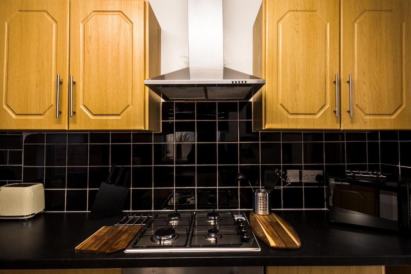 Spacious 4 Bed With Free Parking Holiday home