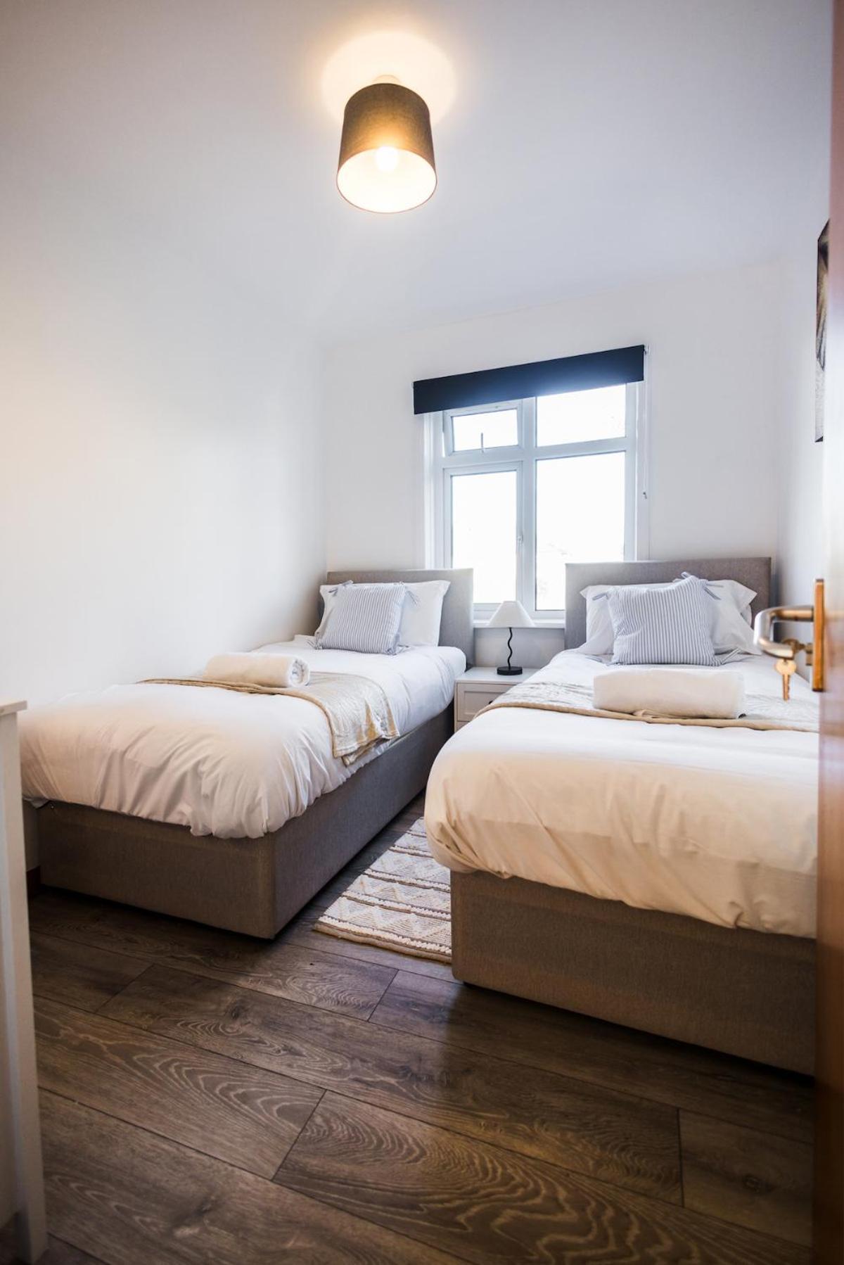Spacious 4 Bed With Free Parking Holiday home