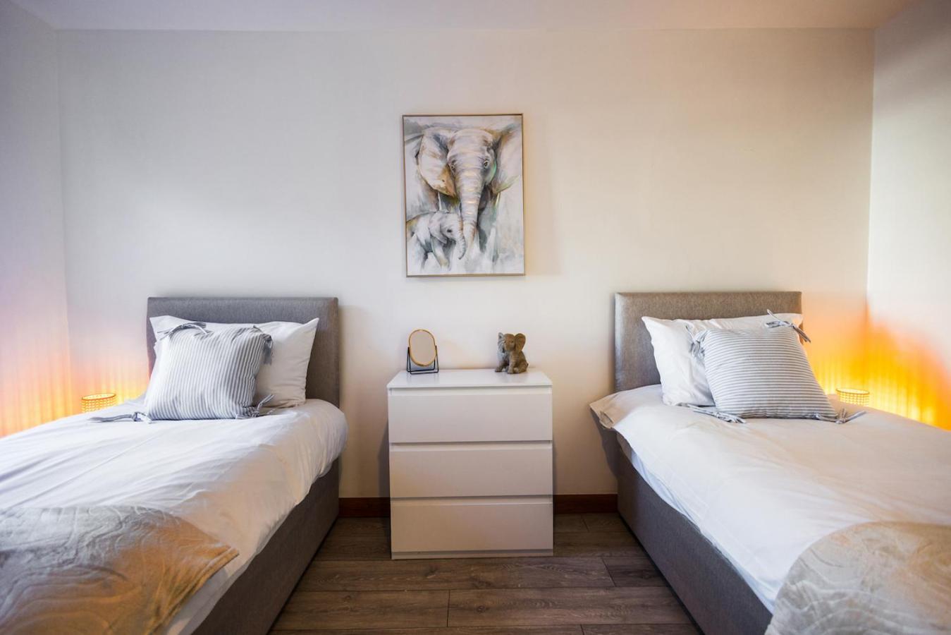 Spacious 4 Bed With Free Parking